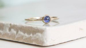 Кольца с иолитом: какие бывают, как выбрать и носить Кольца с иолитом: какие бывают, как выбрать и носить