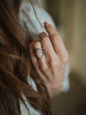 Кольца с родонитом: какие бывают, как выбрать и носить