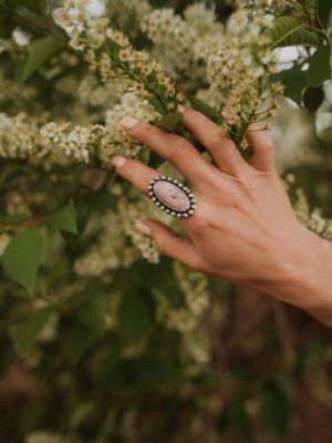 Украшения с родонитом: как выбрать и носить их