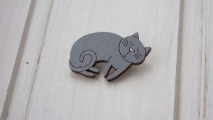 Ювелирные броши в форме кошки: какие бывают и как носить