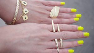 Какие кольца лучше выбирать к лимонному маникюру Какие кольца лучше выбирать к лимонному маникюру