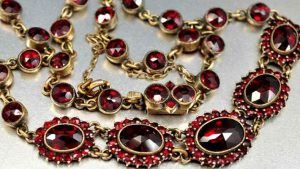 Пироп для Тельца: совместимость, подходит или нет