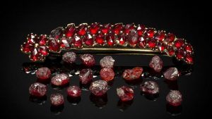 Пироп для Змееносца: совместимость, подходит или нет