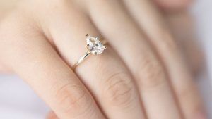 Помолвочные кольца с фианитом: как грамотно выбрать и носить Помолвочные кольца с фианитом: как грамотно выбрать и носить