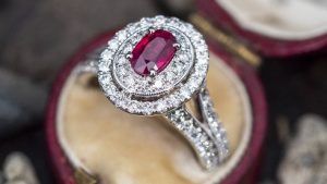 Помолвочные кольца с рубином: как грамотно выбрать и носить Помолвочные кольца с рубином: как грамотно выбрать и носить