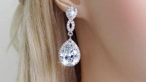 Серьги-капли с бриллиантами: как грамотно выбрать и носить Серьги-капли с бриллиантами: как грамотно выбрать и носить