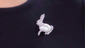 Ювелирные броши в форме кролика: какие бывают и как носить
