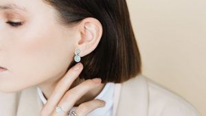 Ювелирный офисный дресс-код: какие серьги уместно носить в офис Ювелирный офисный дресс-код: какие серьги уместно носить в офис