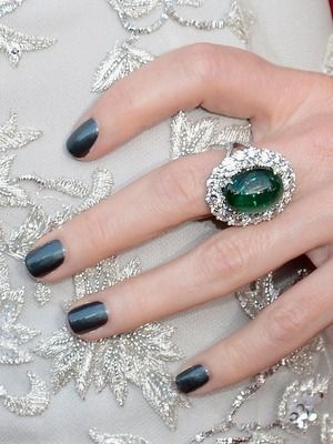 Какие кольца лучше выбирать к зеленому маникюру