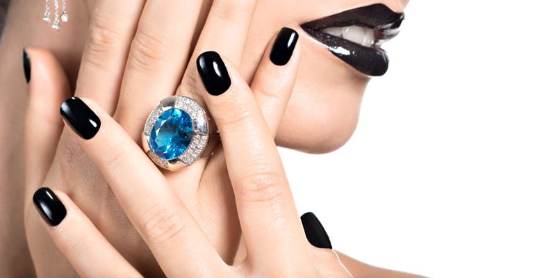 Какие кольца лучше выбирать к черному маникюру