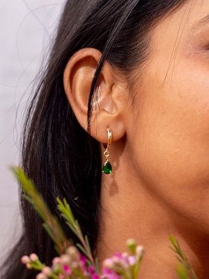 Серьги-капли с изумрудом: как грамотно выбрать и носить