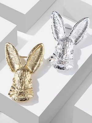 Ювелирные броши в форме кролика: какие бывают и как носить