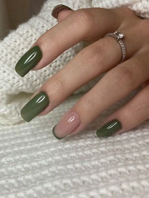 кольцо с зеленым маникюром