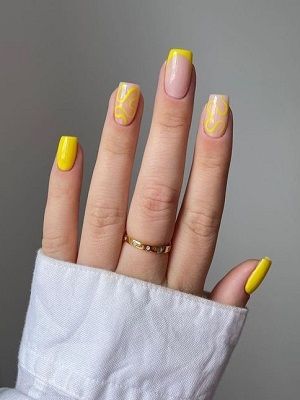 кольцо с желтым маникюром