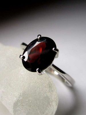 кольцо с пиропом