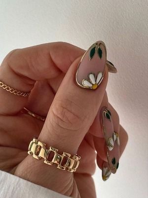 кольцо с зеленым маникюром