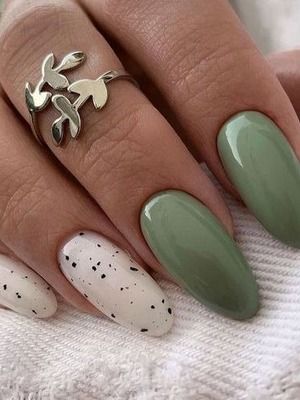 кольцо с салатовым маникюром