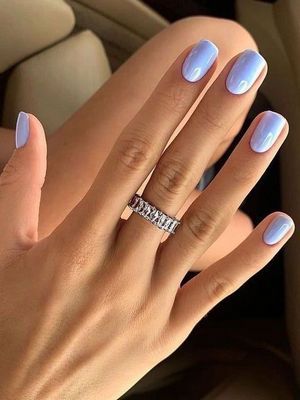 кольцо с голубым маникюром