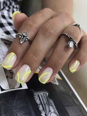 кольцо с лимонным маникюром