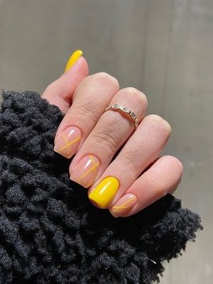 кольцо с желтым маникюром