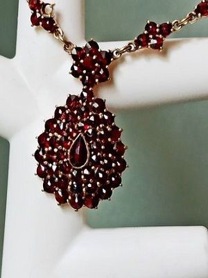 колье с пиропом