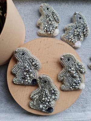 брошь в форме кролика