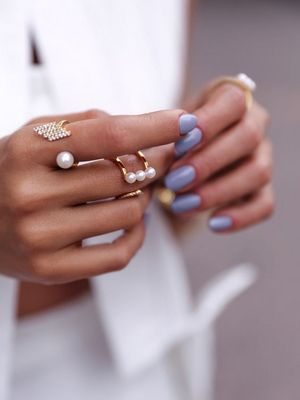кольцо с голубым маникюром