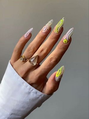 кольцо с лимонным маникюром