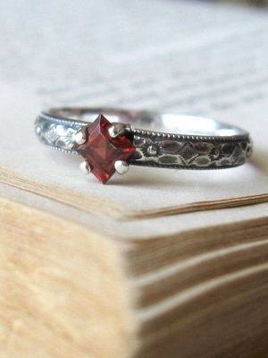 кольцо с пиропом