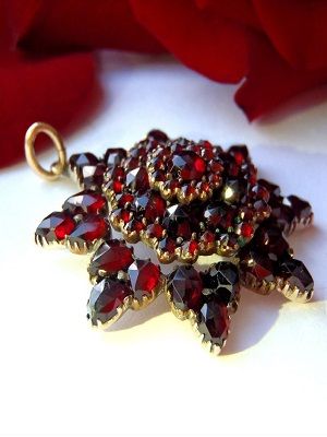 подвеска с пиропом