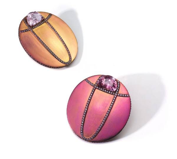 Основной камень турмалин различных оттенков излучает неповторимое сияние на титановом фоне. Присутствие сапфиров фантазийных цветов создает завораживающий визуальный эффект, символизируя взаимосвязь между человечеством и миром природы