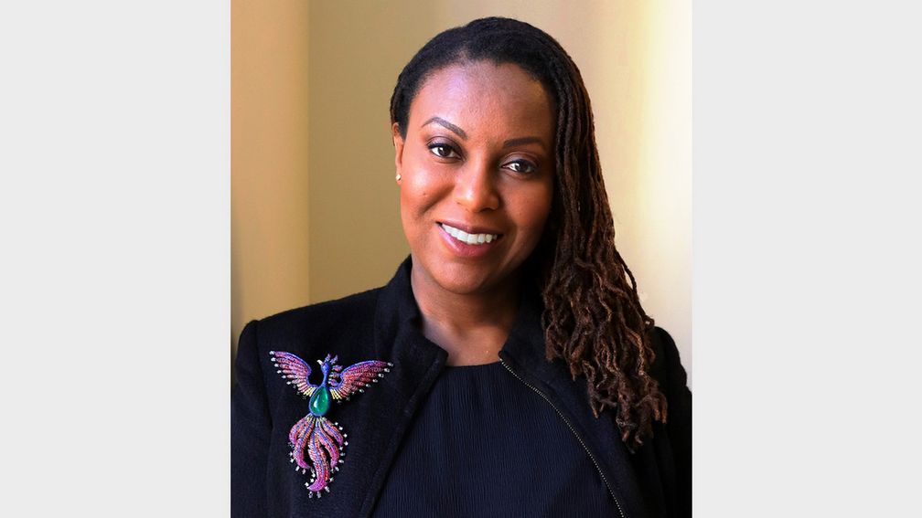 Дизайнер Алексия Коннеллан в своей броши «Феникс»