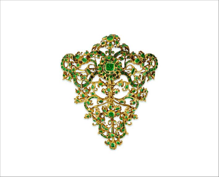 Корсажная брошь XVIII века из тисненого желтого золота, украшенная бриллиантами огранки роза. Аналогична той, что хранится в Метрополитен-музее в Нью-Йорке Корсажная брошь XVIII века из тисненого желтого золота, украшенная бриллиантами огранки роза. Аналогична той, что хранится в Метрополитен-музее в Нью-Йорке