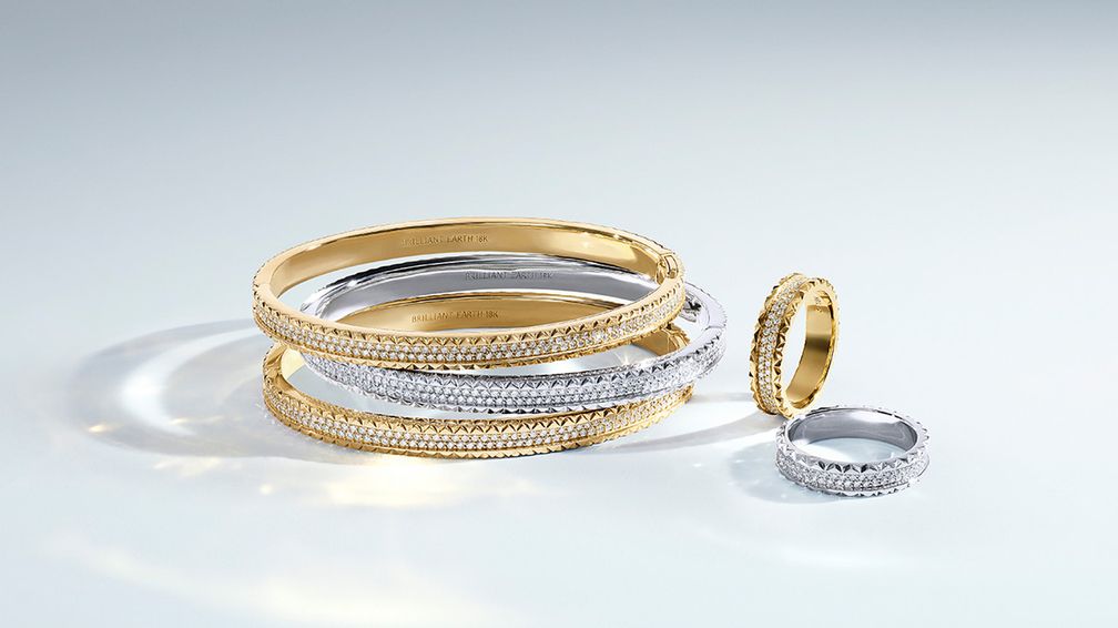 Ряды бриллиантового паве придают кольцам и браслетам из коллекции Sol дополнительный блеск Ряды бриллиантового паве придают кольцам и браслетам из коллекции Sol дополнительный блеск