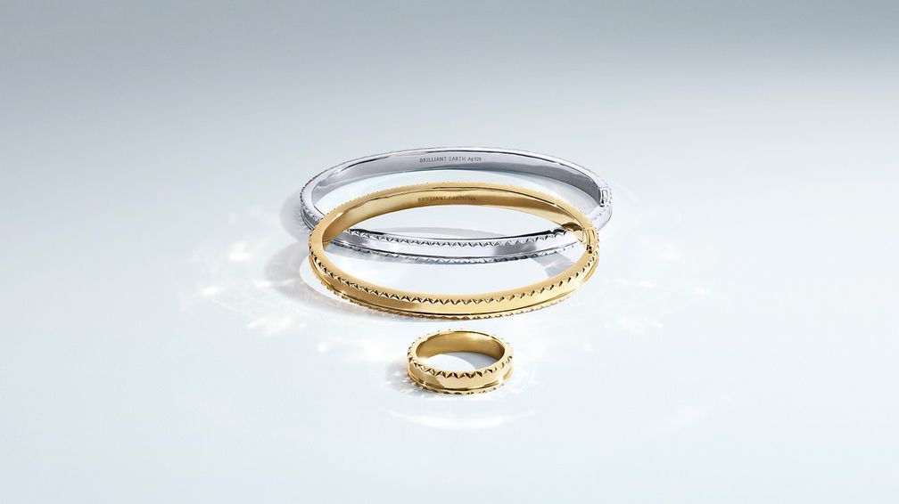 В коллекции Sol также представлены классические изделия, такие как браслеты из 18-каратного белого и желтого золота В коллекции Sol также представлены классические изделия, такие как браслеты из 18-каратного белого и желтого золота