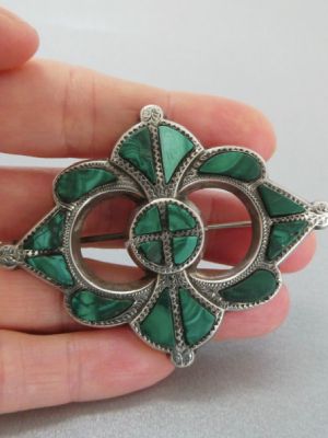 Брошь с малахитом