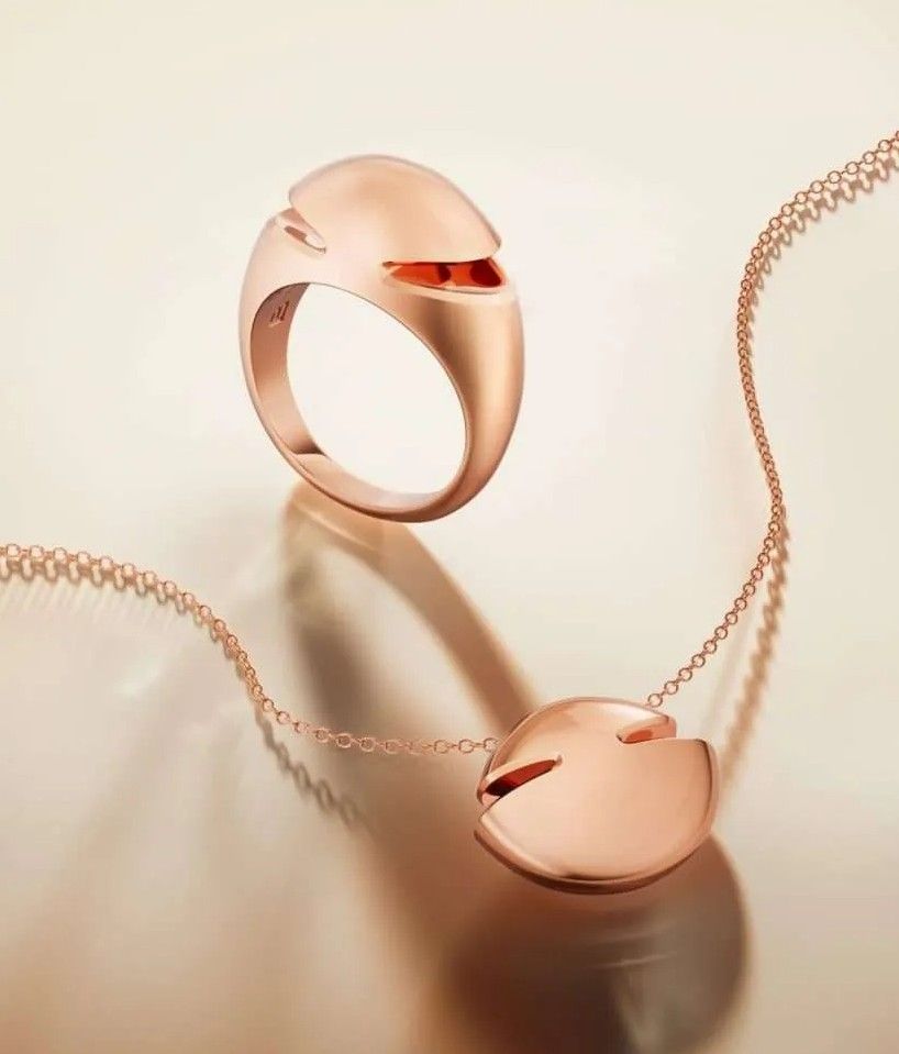 Новая коллекция Cabochon выполнена из желтого и розового золота Новая коллекция Cabochon выполнена из желтого и розового золота