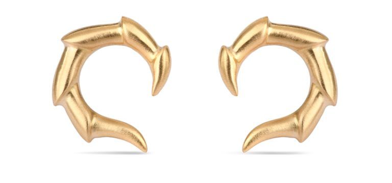 Серьги Elphidium изготовлены из 18-каратного переработанного золота Серьги Elphidium изготовлены из 18-каратного переработанного золота