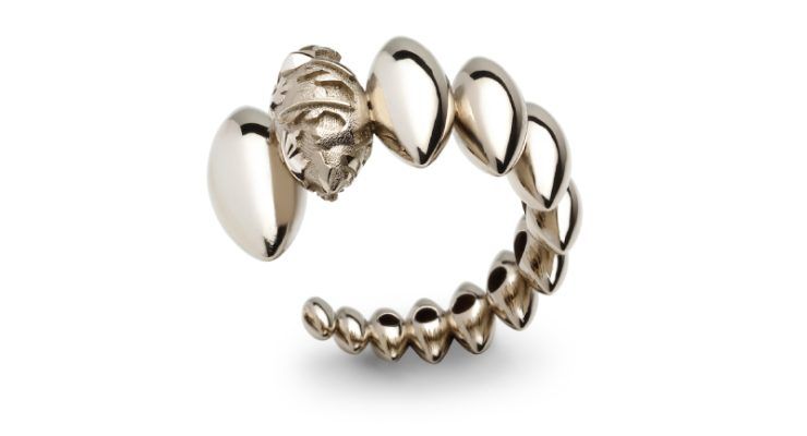 Кольцо, изготовленное из 18-каратного переработанного золота, изображает постепенно тающие сталактиты Кольцо, изготовленное из 18-каратного переработанного золота, изображает постепенно тающие сталактиты. Только на одном сталактите видны крошечные снежные кристаллы