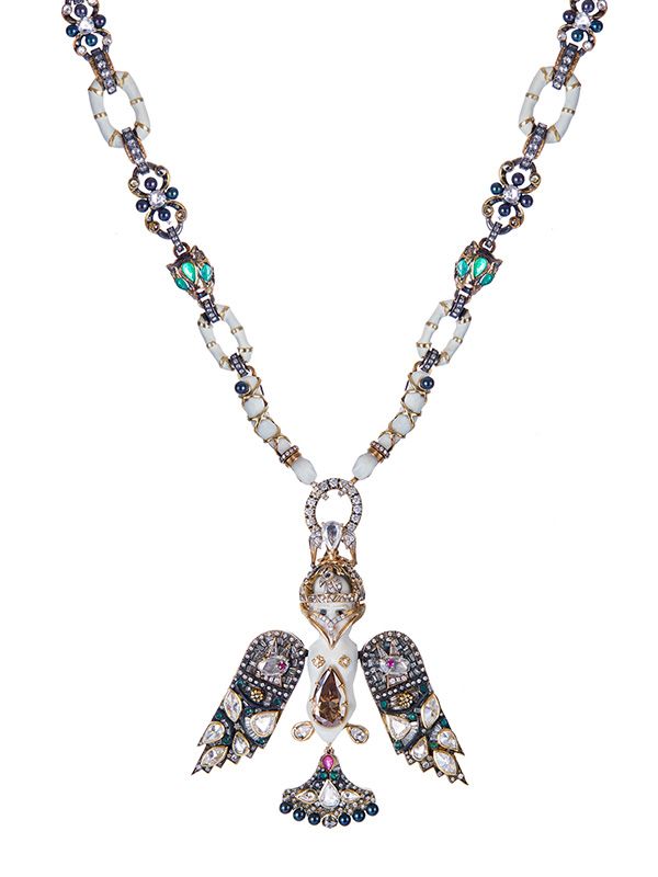 Животные, в частности птицы, занимают видное место в богато детализированных работах Терри Кастро. Кулон Falcon Crest из 18-каратного желтого золота украшен пресноводным жемчугом, бриллиантами, рубинами, старинными изумрудами и деталями из стерлингового серебра Животные, в частности птицы, занимают видное место в богато детализированных работах Терри Кастро. Кулон Falcon Crest из 18-каратного желтого золота украшен пресноводным жемчугом, бриллиантами, рубинами, старинными изумрудами и деталями из стерлингового серебра