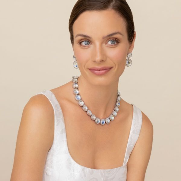 Серьги Olivia Day/Night и колье Button Rivière. Оба украшения выполнены из стерлингового серебра с белым родием