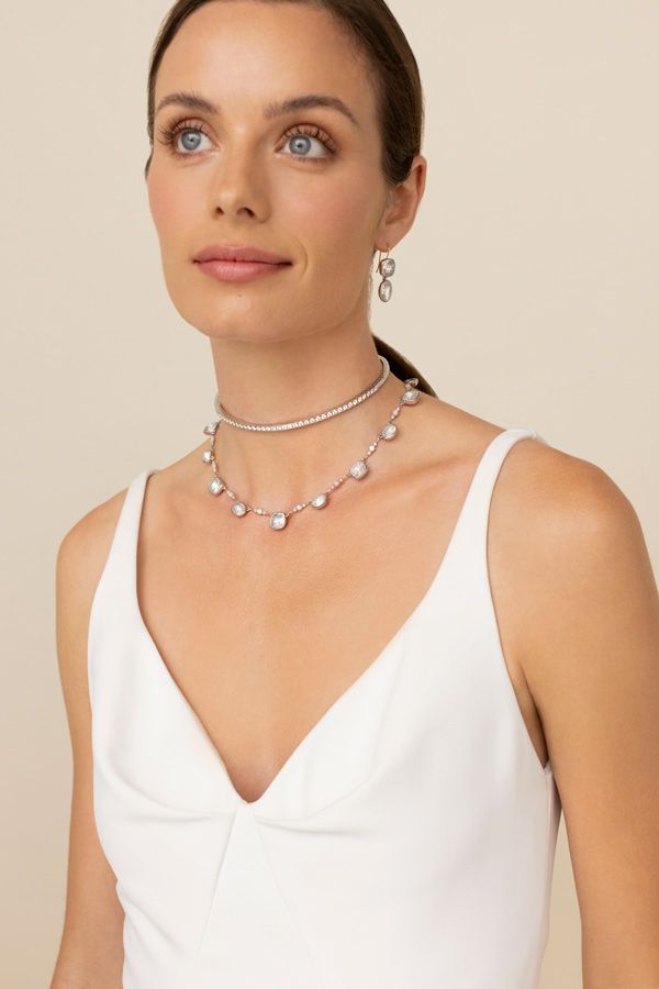 Овальные двойные серьги и колье из стерлингового серебра с белым родием, а также колье из белого золота 14 карат с бриллиантами круглой огранки общим весом 4,5 карата 