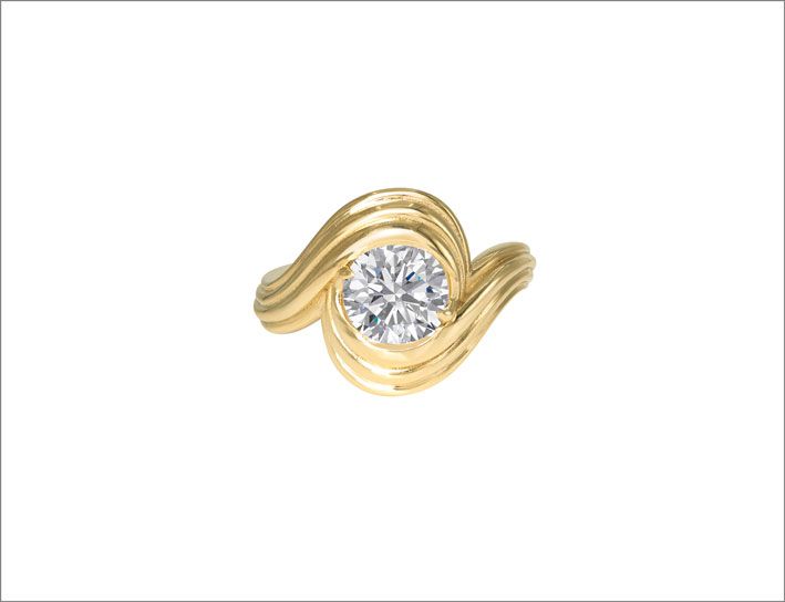 Кольцо из переработанного золота с бриллиантом