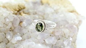 Кольца с молдавитом: какие бывают, как выбрать и носить