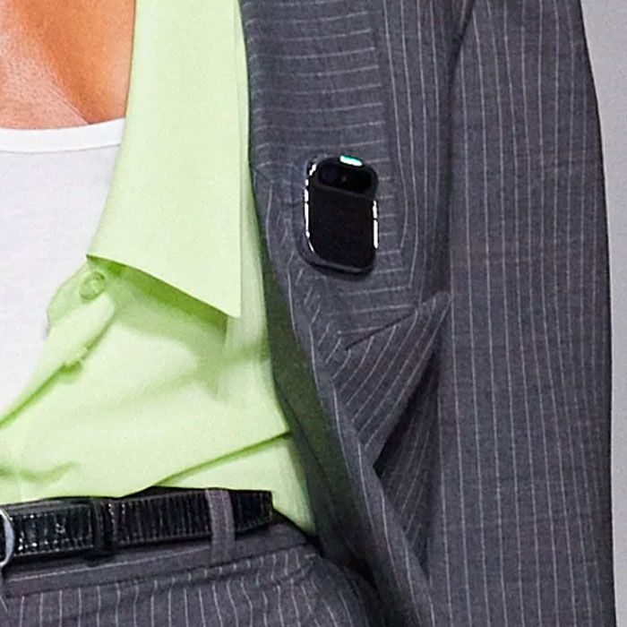 Ai Pin, разработанный Humane для Coperni, коллекция весна/лето – 2024