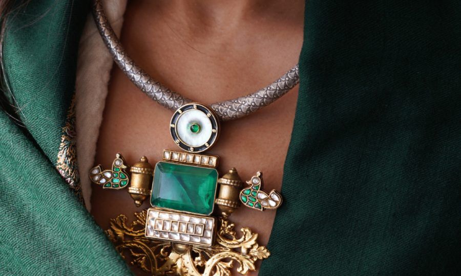 Детализированное серебряное колье хасли с изумрудным кулоном с позолоченными мотивами в стиле рококо