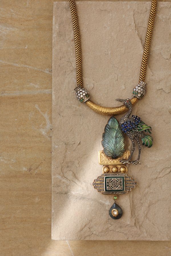 Колье «Журавль-цапля» в стиле модерн украшено тонкой эмалью, голубыми иолитами, резным лабрадоритом, зеленым ониксом и подвеской из серого сапфира
