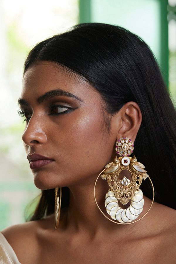 Экзотические серьги-кольца Sparrow с европейскими филигранными мотивами сочетают в себе серебряные и золотые тона. Серьги украшены кварцевыми польки, рубеллитами и тонкой эмалью Экзотические серьги-кольца Sparrow с европейскими филигранными мотивами сочетают в себе серебряные и золотые тона. Серьги украшены кварцевыми польки, рубеллитами и тонкой эмалью