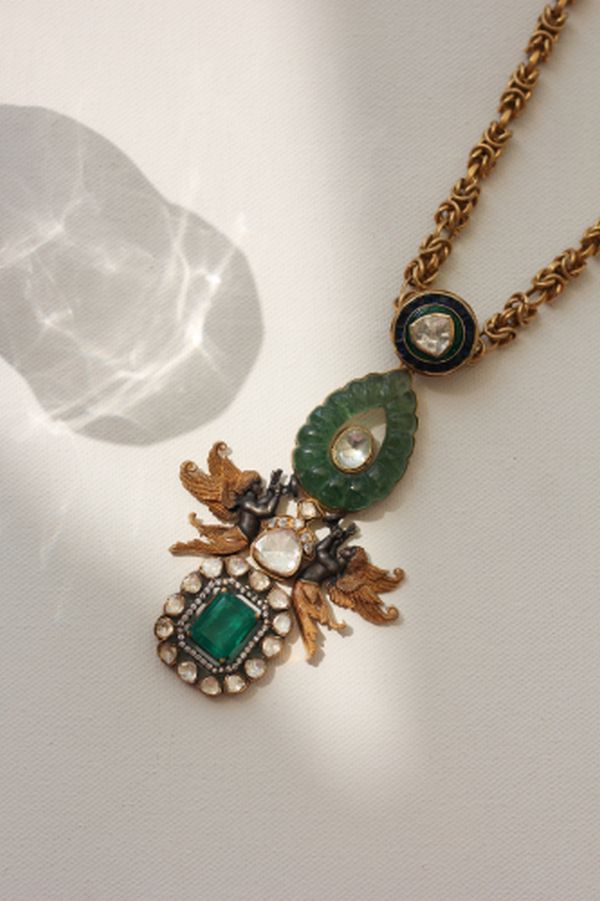 Колье Cherub Angel украшено изящными херувимами, сочетающими оттенки серого и золотого. Центральная часть представляет собой авантюрин ручной работы, поддерживаемый изумрудным дублетом, иолитами и кварцевыми польки Колье Cherub Angel украшено изящными херувимами, сочетающими оттенки серого и золотого. Центральная часть представляет собой авантюрин ручной работы, поддерживаемый изумрудным дублетом, иолитами и кварцевыми польки