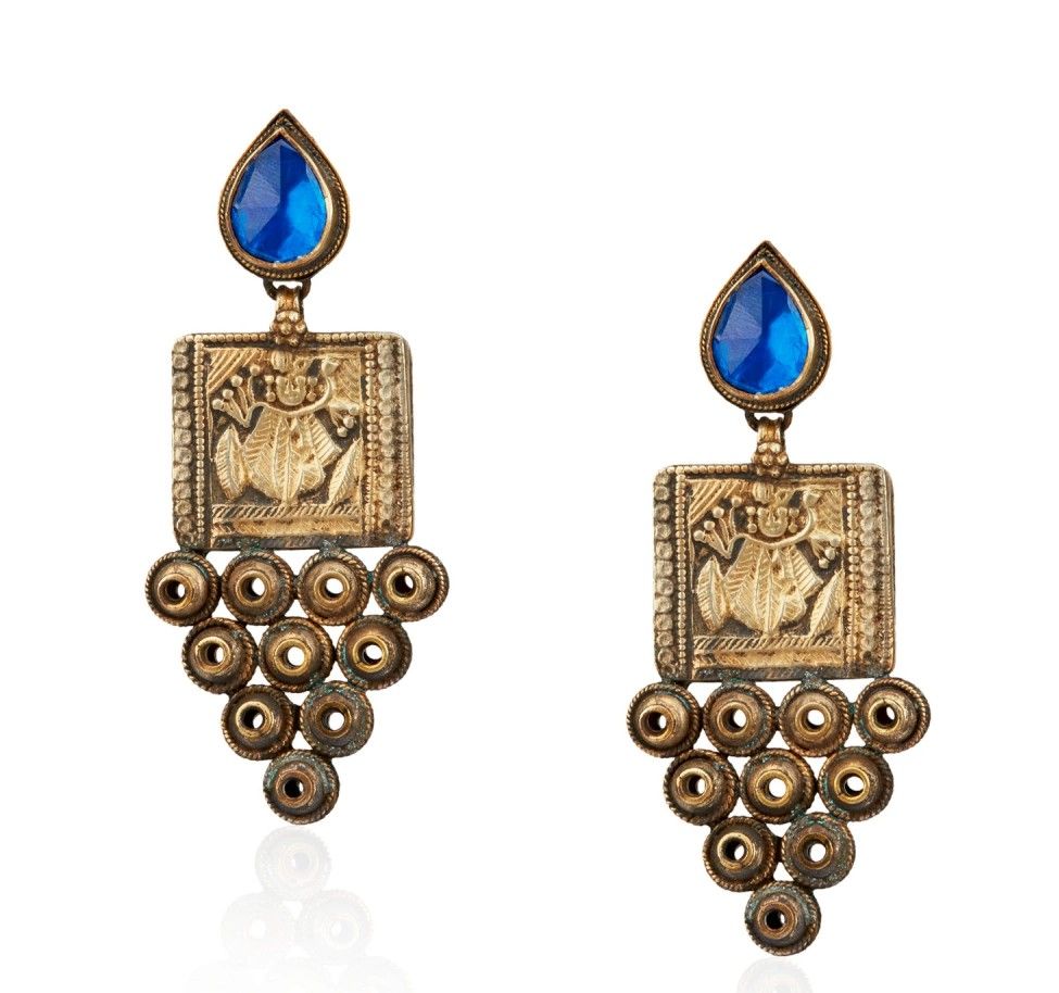 Серьги с синими полудрагоценными камнями и выгравированным винтажным мотивом Серьги с синими полудрагоценными камнями и выгравированным винтажным мотивом